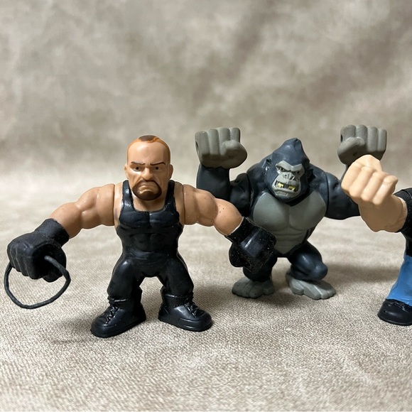 WWE Stetchable Action
Figures - Lot Of 2 Wrestlers & 1 Gorilla - Picture 2 of 6